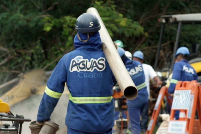 Fornecimento de água é interrompido em bairros de Cuiabá para reparo de adutora