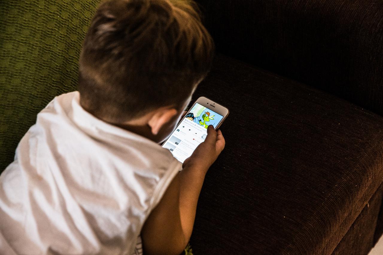 Acesso à internet entre crianças de até 8 anos dispara e levanta alerta sobre o uso precoce