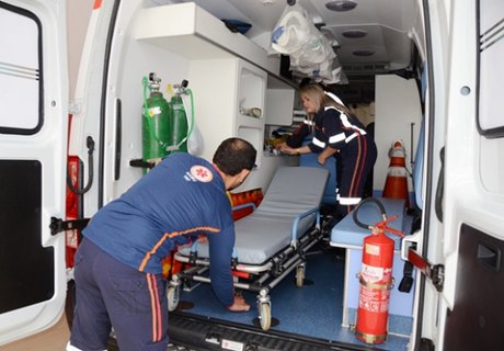 Trabalhador toca em fio de alta iensão e morre eletrocutado ao tentar podar árvore