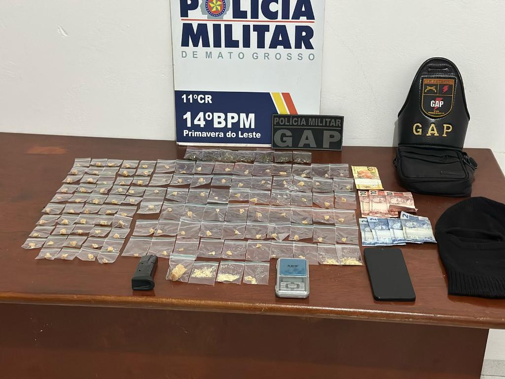 Mulher é presa com 110 pedras de pasta base 