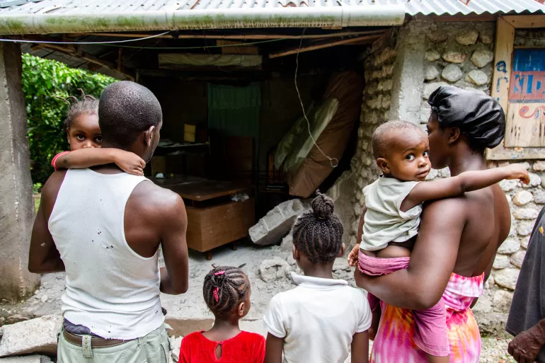 Crianças no Haiti relatam adesão a gangues por fome e medo, diz ONG