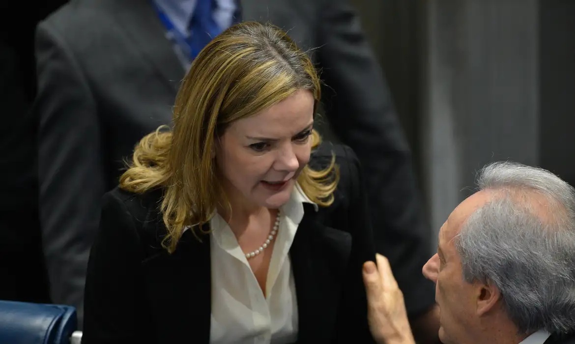 Lula Nomeia Gleisi Hoffmann para Secretaria de Relações Institucionais