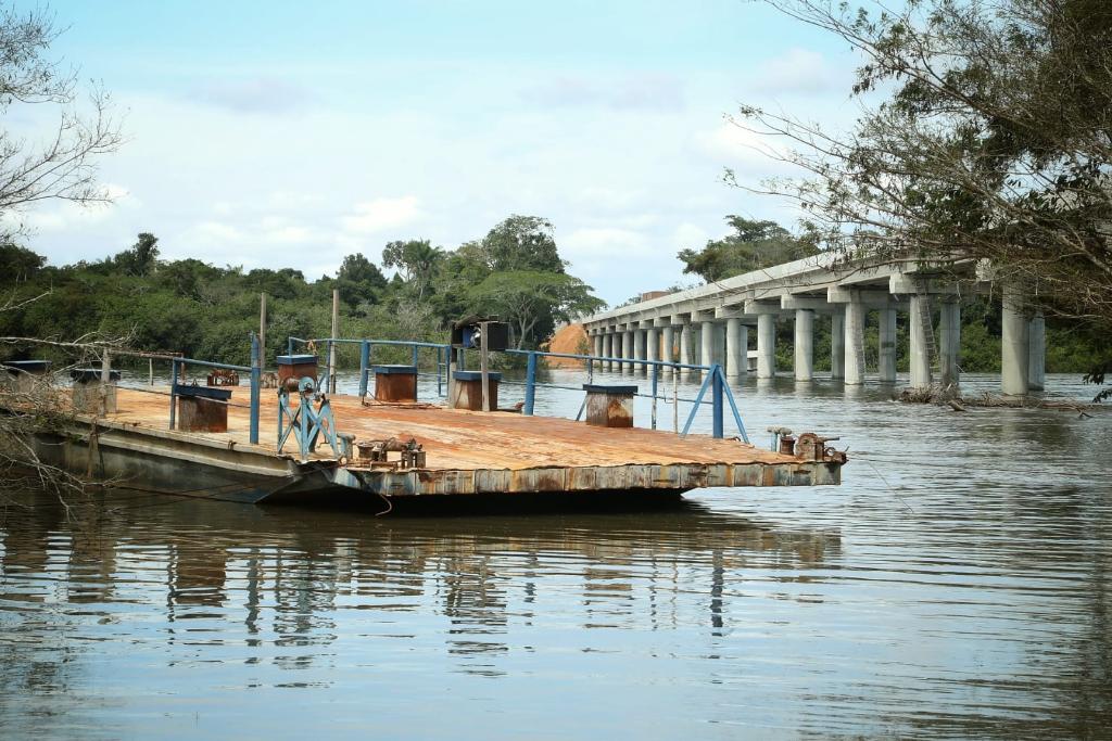 Transporte de balsa fica obsoleto com construção de pontes de concreto pelo governo