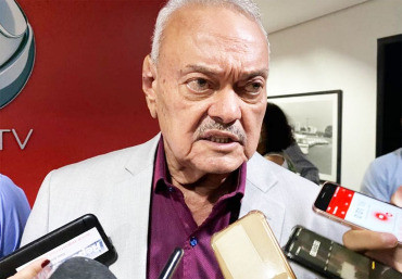 Apresentador Roberto França  quebra o fêmur em acidente doméstico