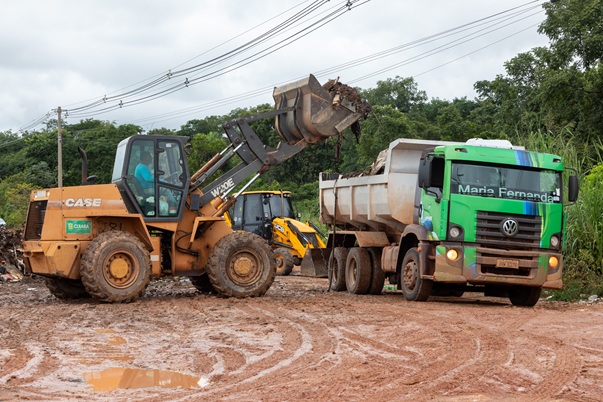 Prefeitura retira 80 toneladas de lixo em bolsão no Santa Terezinha