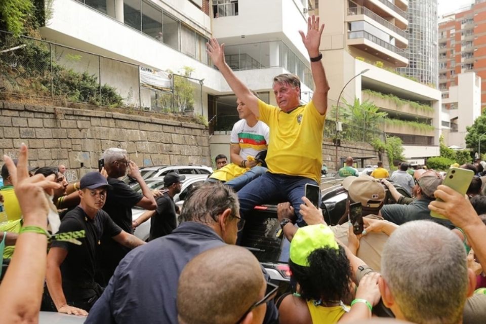  Bolsonaro nega que tenha a intenção de deixar o Brasil