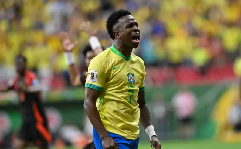 Com emoção e brilho de Vinícius Jr, Brasil vence a Colômbia nos acréscimos e assume vice-liderança
