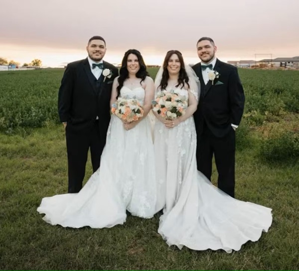 Casamento conjunto: irmãos gêmeos se casam com irmãs gêmeas nos EUA
