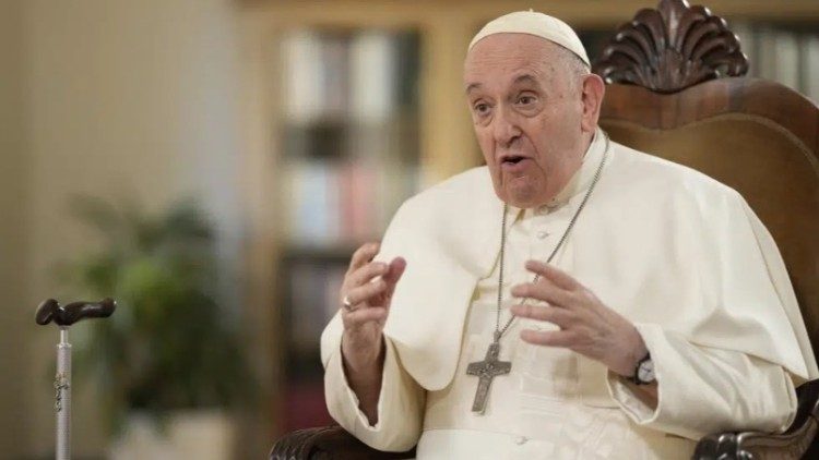 Papa pode aparecer neste domingo para saudação aos fiéis, diz Vaticano
