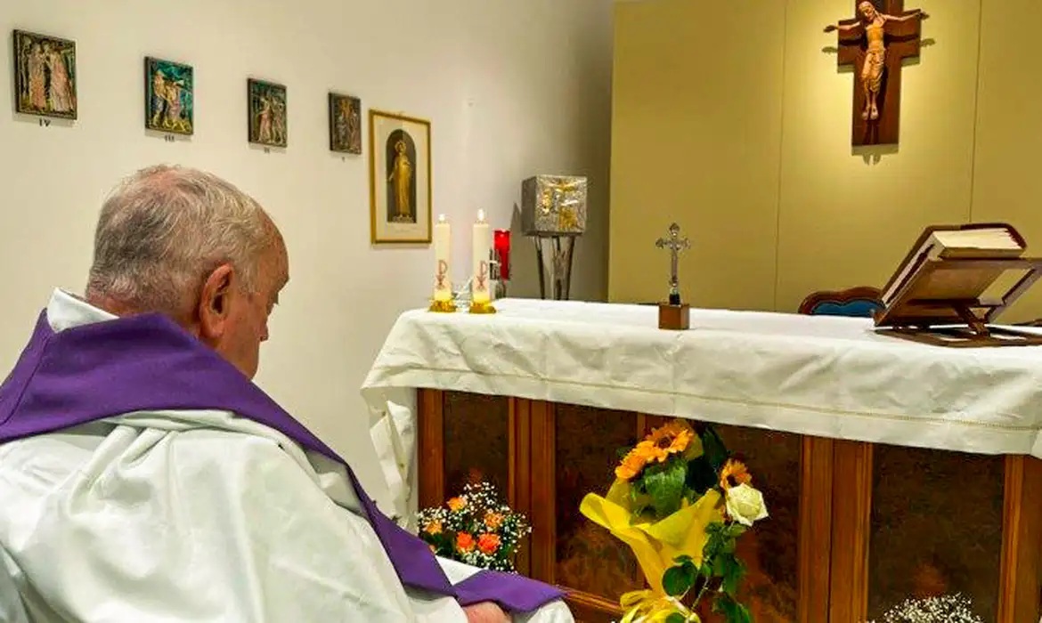Papa Francisco deixa o hospital após quase 40 dias internado