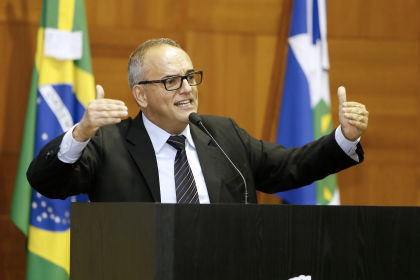 GESTÃO PÚBLICA: Prefeito esclarece aos vereadores o encaminhamento de cerca de 100 obras que a prefeitura executa em Rondonópolis