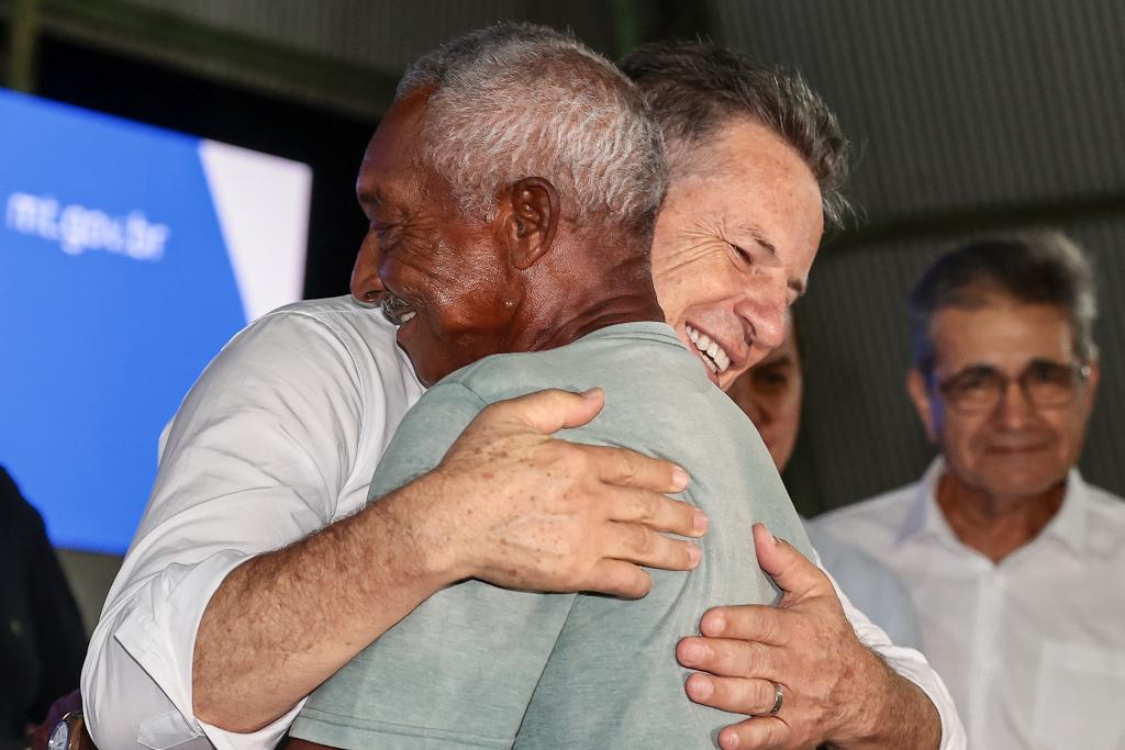 Mauro Mendes entrega 324 escrituras e destaca maior programa de regularização fundiária da história de MT