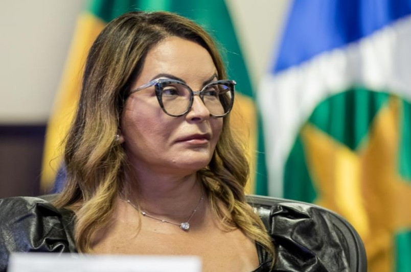 Servidora aposentada é condenada por injúria após comparar primeira-dama a “bibelô de prateleira”