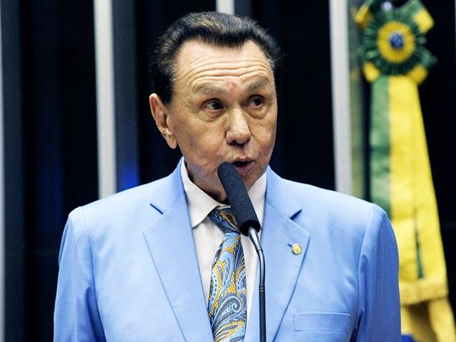 Carlos Bezerra confirma sua saída da presidência do MDB