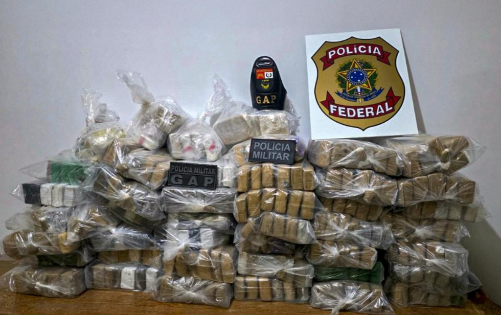 233 quilos de drogas foram apreendidas dentro de uma caminhonete, na BR-070