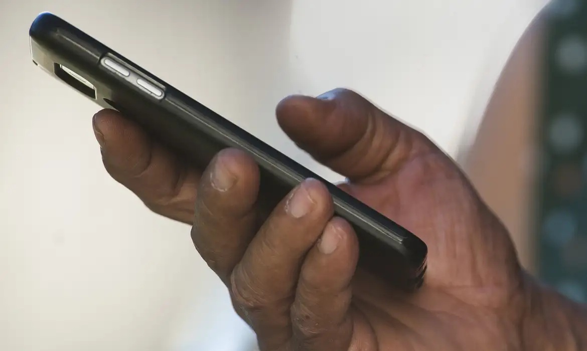 Nove em cada dez brasileiros têm acesso à telefone celular, conforme levantamento da Anatel