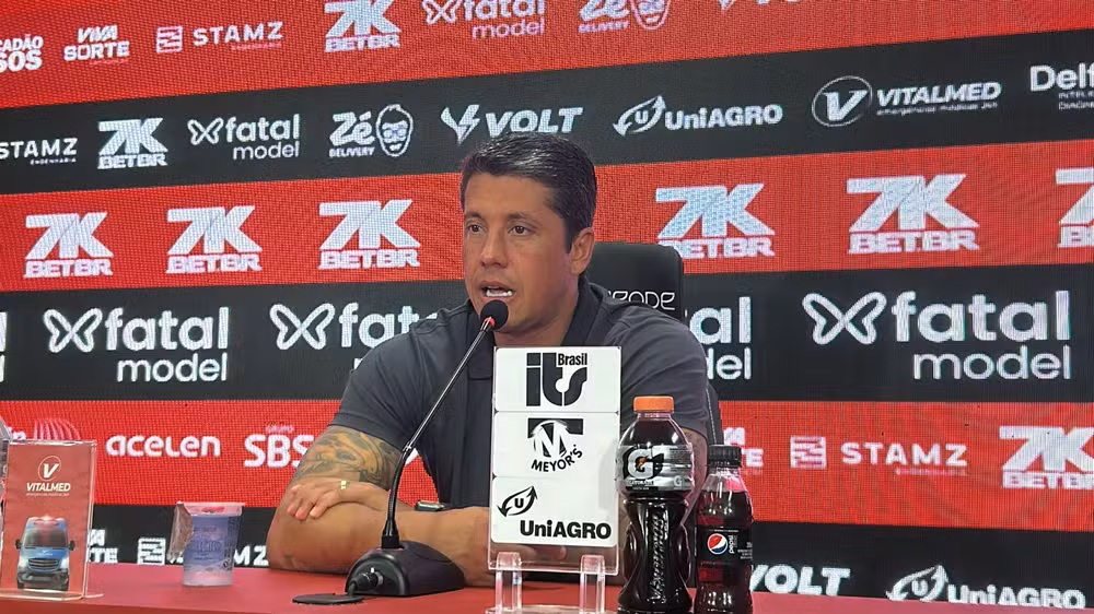 Carpini diz que Vitória sofreu pouco contra o Fla e aponta objetivo na Série A: 