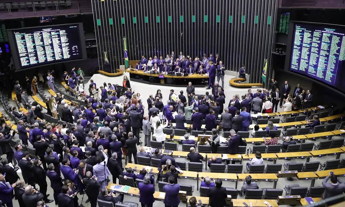 Pedido de urgência para votação na Câmara da anistia  aos condenados pelos atos de 8 de janeiro, tem assinatura de 7 deputados de MT 