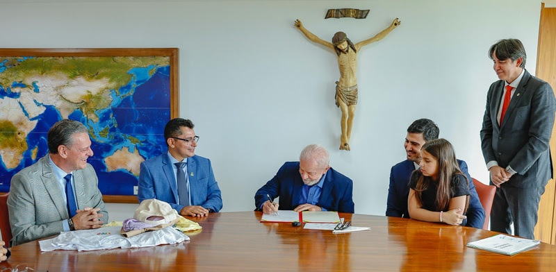 Ao lado de Lula, Fávaro participa de nomeação do reitor do IFMT