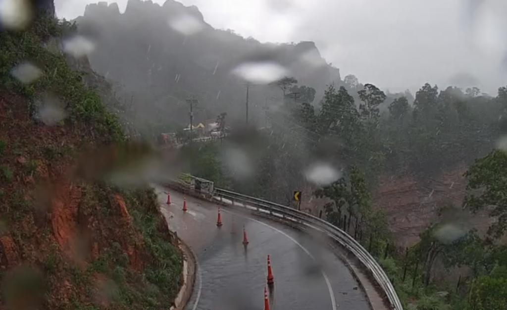 Trânsito no Portão do Inferno é interrompido por causa da chuva