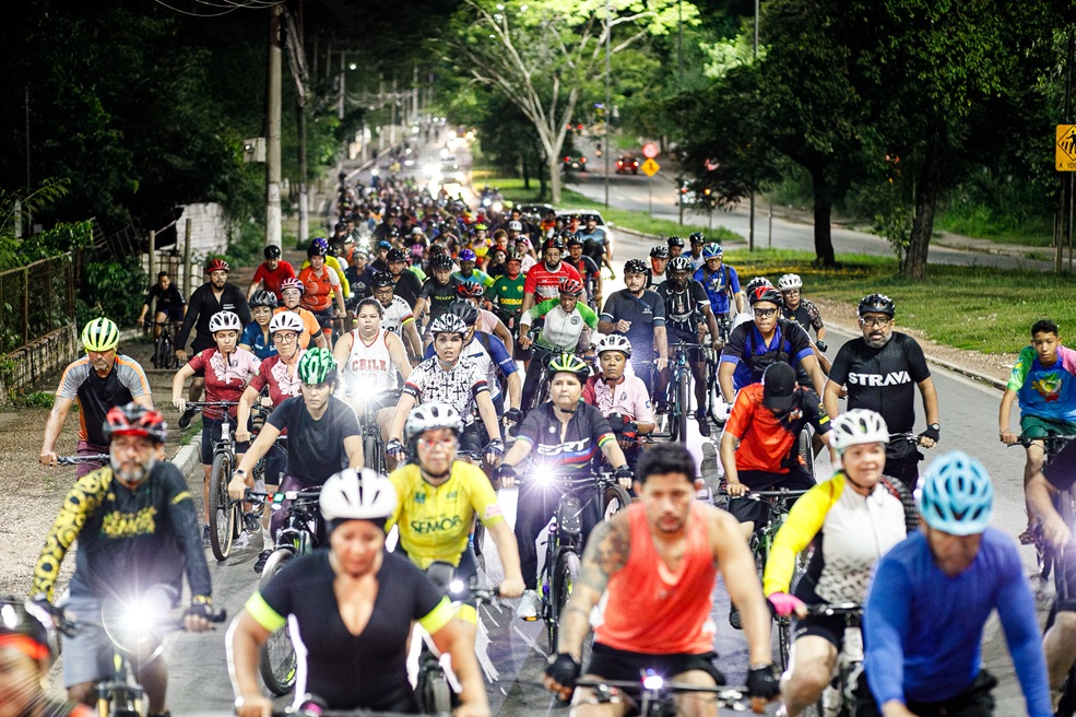 Mais de 450 ciclistas participam do Pedal da Semob e doam brinquedos