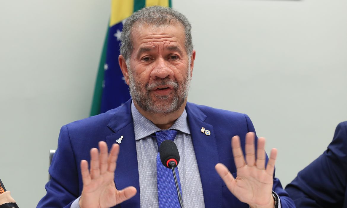Após fraude no INSS, Lupi pede demissão do Ministério da Previdência