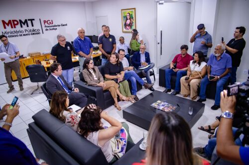 Sindicatos, deputados e procurador-geral discutem a RGA