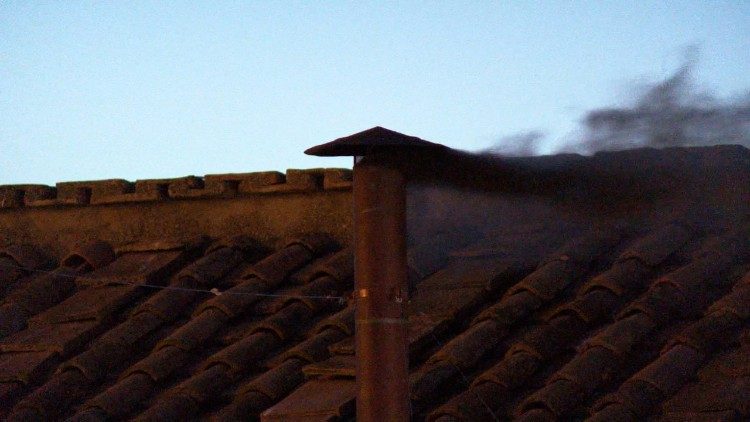 Conclave: a primeira fumaça é preta