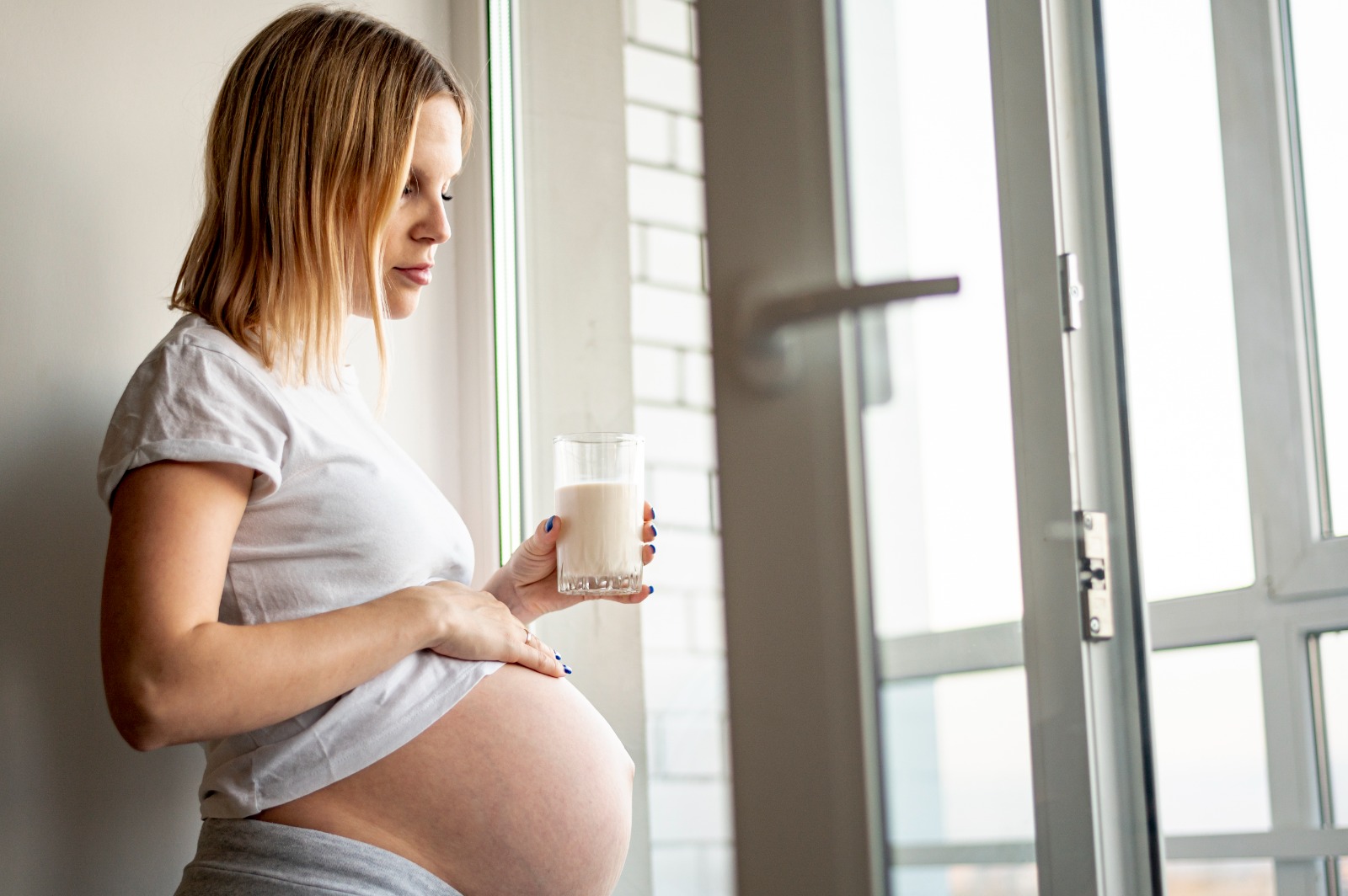 Nutricionista reforça a importância do leite para a saúde da mulher durante a gestação