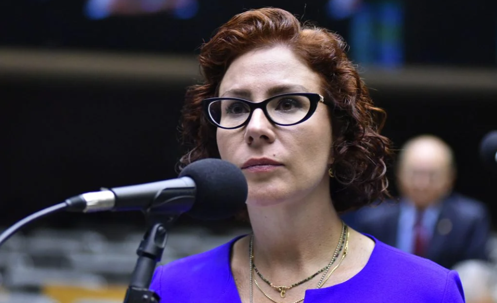 STF condena Carla Zambelli a 10 anos de prisão e determina perda de mandato