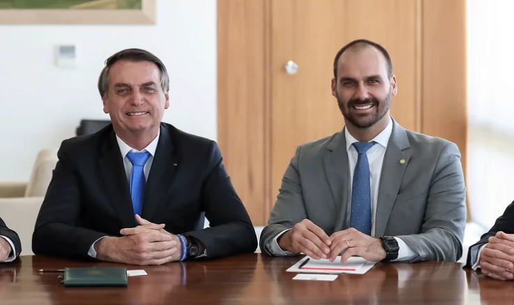 Bolsonaro assume que financia estadia de Eduardo Bolsonaro nos EUA com PIX arrecadados por apoiadores