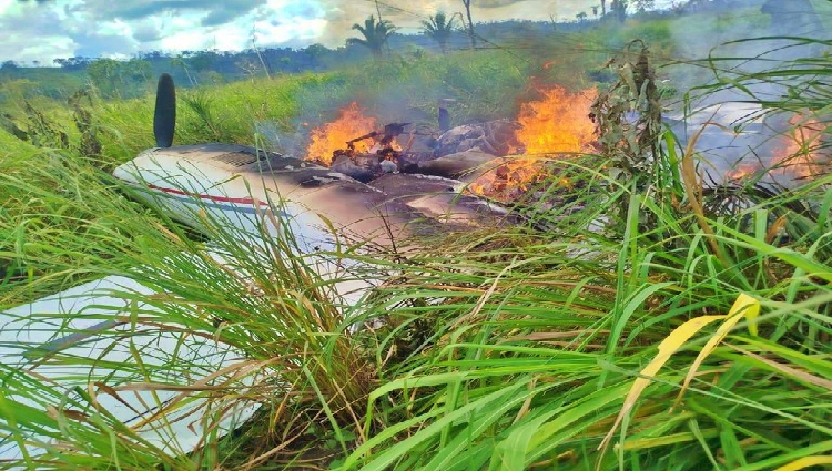 Traficantes incendeiam avião com 200 kg de skunk interceptado pela FAB