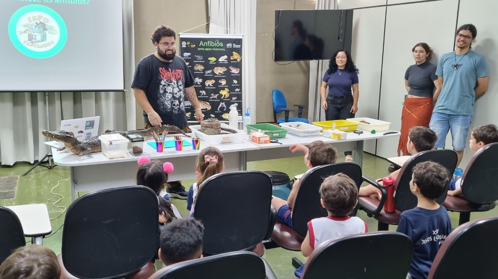 Sapo não solta leite: projeto da UFMT quebra mitos em escola