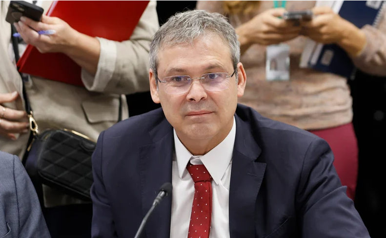 Lindbergh pedirá bloqueio dos bens de Bolsonaro por suposto financiamento de ações do filho nos EUA