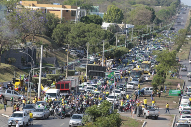  Carreata pró-Bolsonaro congestiona trânsito  e reúne milhares em Cuiabá