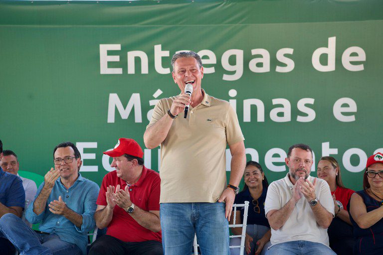  Fávaro entrega máquinas e equipamentos para dois assentamentos e cinco municípios mato-grossenses 