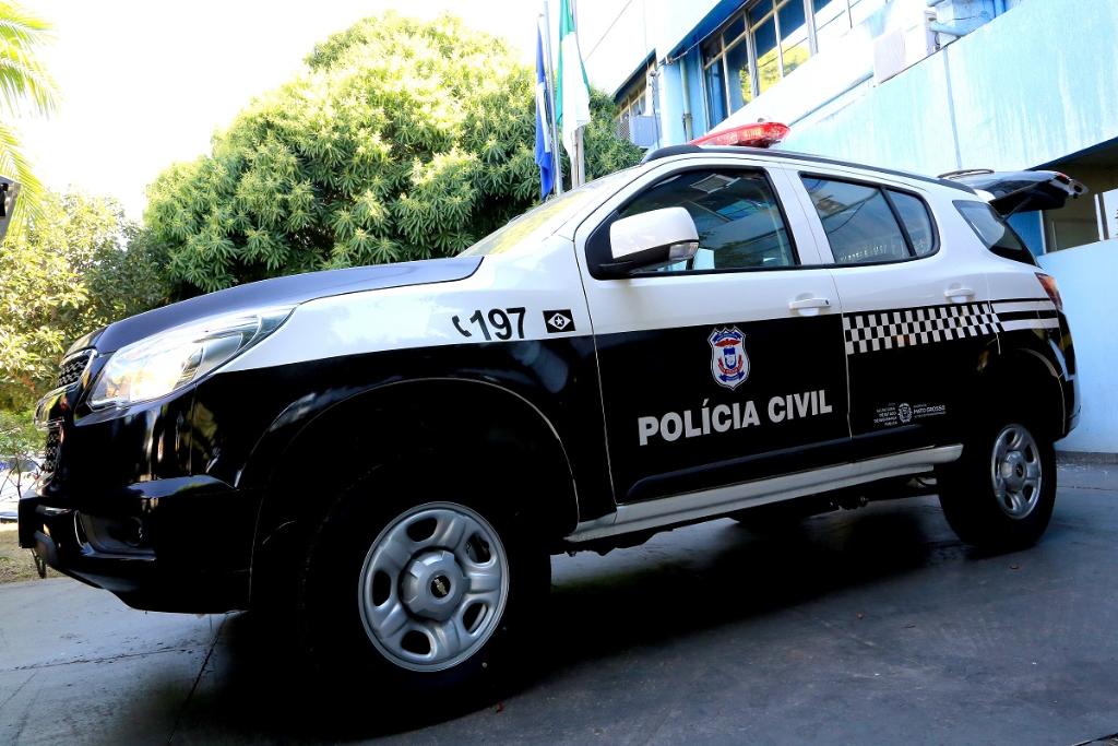 Homem é preso por porte ilegal de arma e esposa por quebrar delegacia