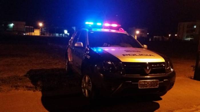 Homem agride esposa com chinelada no rosto e acaba preso