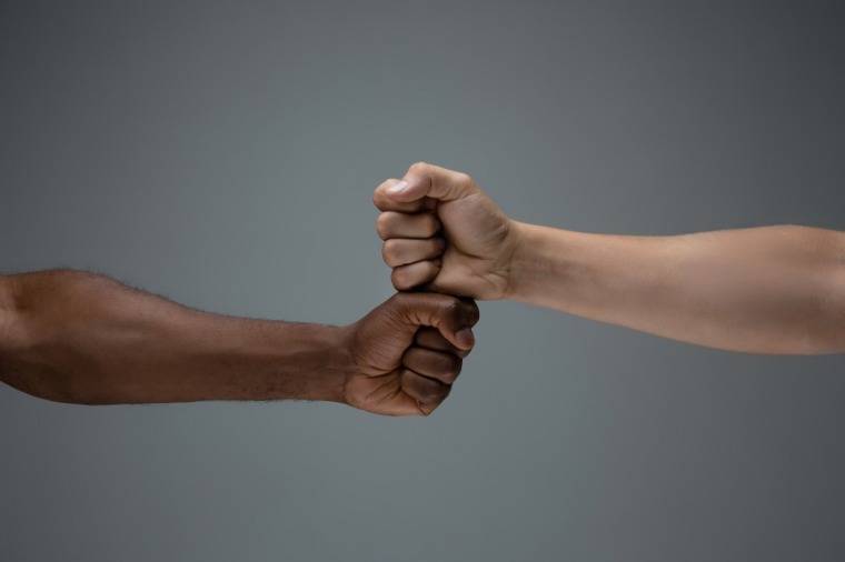 Mulher é condenada em Juara por injúria racial e lesão corporal contra frentista