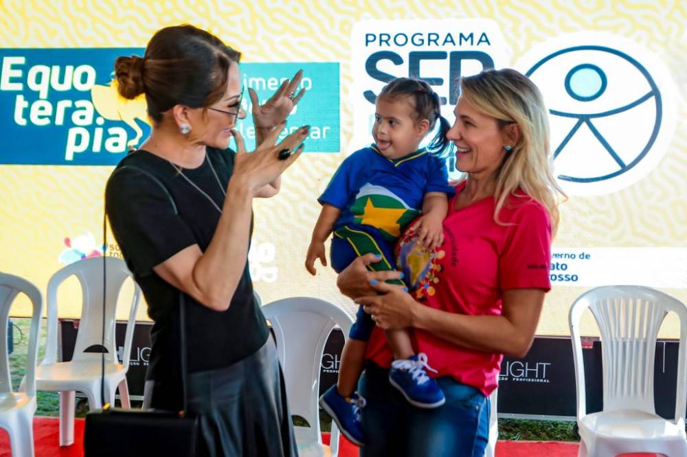 Primeira-dama participa da entrega de cheque do Nota MT à Apae de Sorriso