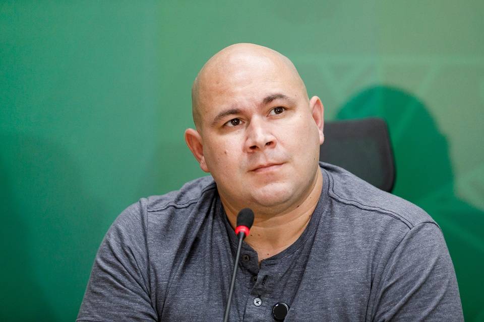 Abílio  tenta explicar a criação de novos cargos na sua gestão