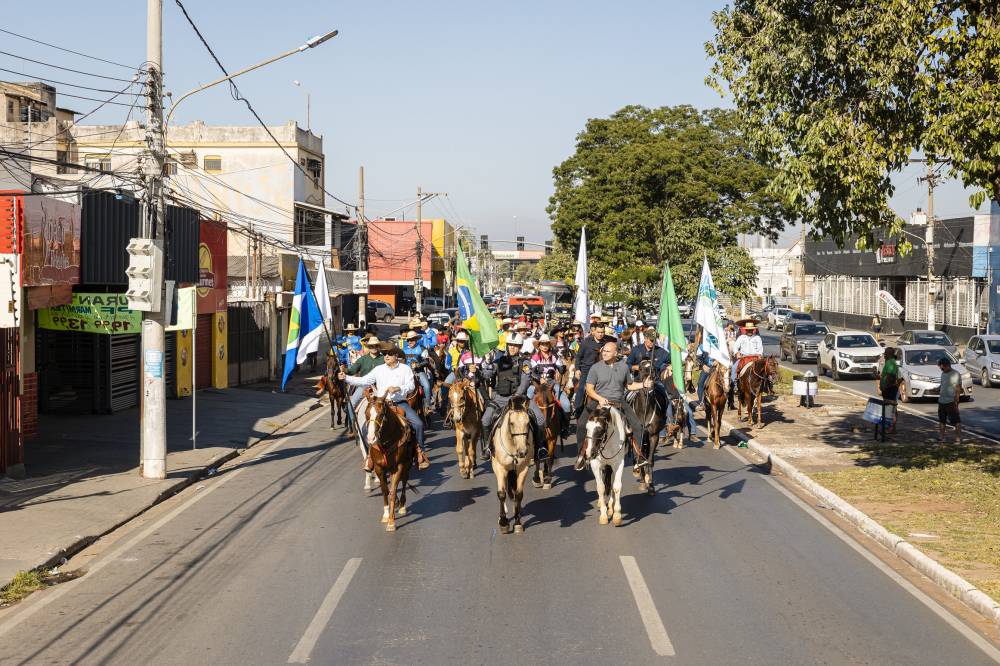 Com mais de 150 cavalos, Cavalgada abre Expoagro 2025 e entra para a história com presença inédita de prefeito montado
