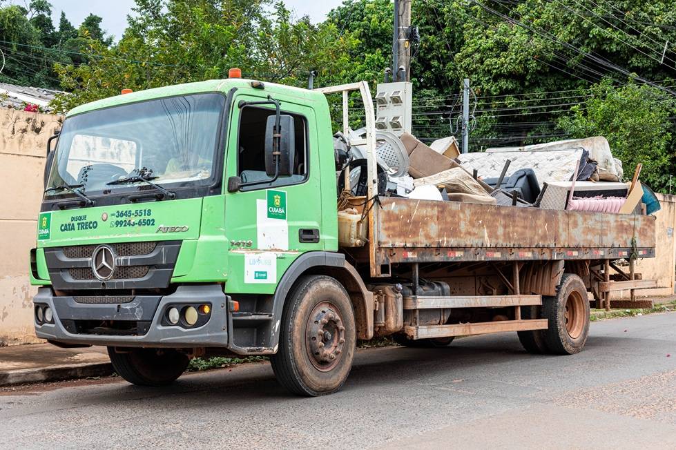 Prefeitura de Cuiabá combate descarte irregular com operação Cata-treco em 16 bairros esta semana