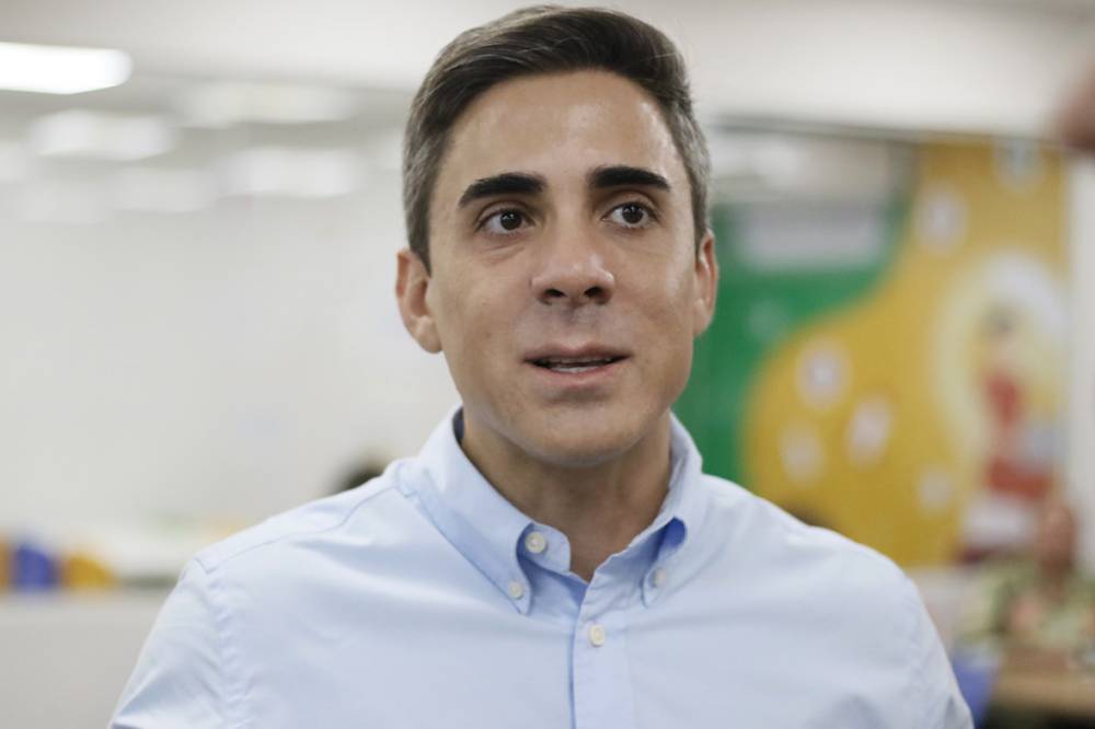 Secretário de Educação defende feriadões e diz que professor já leva trabalho para casa