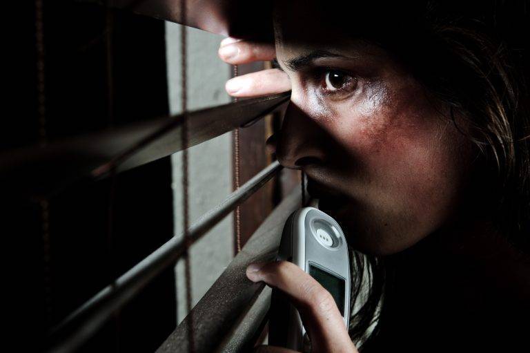 Mulher que era agredida há 31 anos foge em mercado e denuncia marido