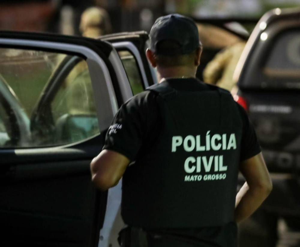 Homem mata a própria mãe e é investigado por morte de andarilho