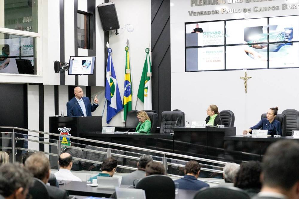 Após ouvir vereadores, Abílio retira proposta sobre férias de professores 