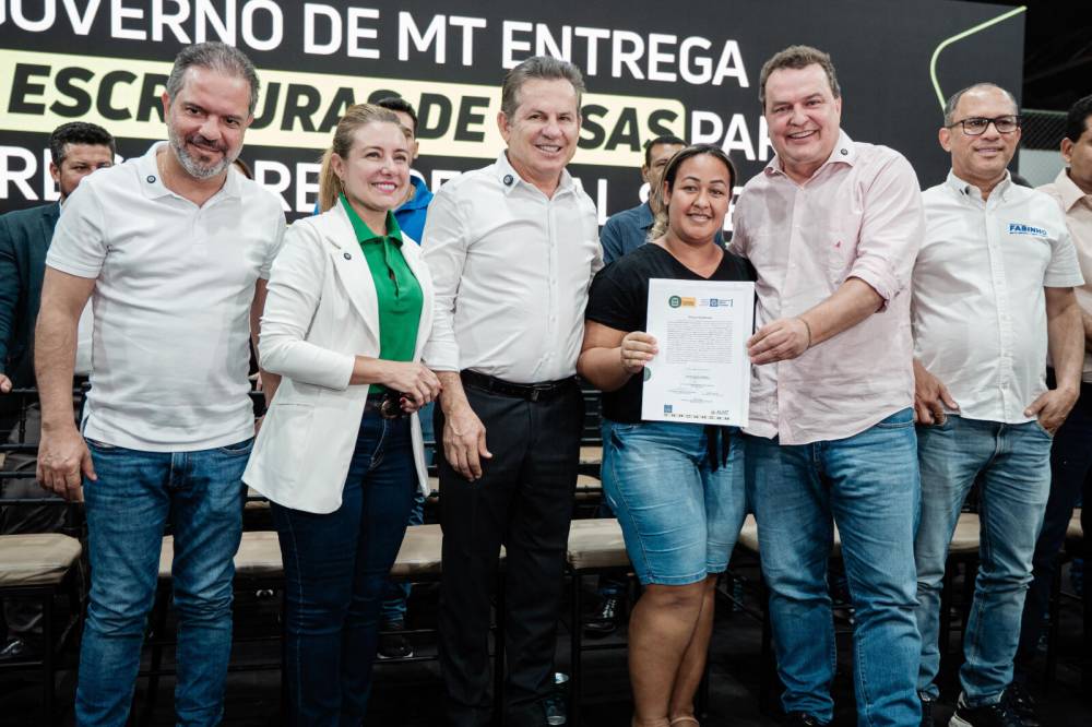 Russi participa de entrega de títulos de famílias do Residencial 8 de Março