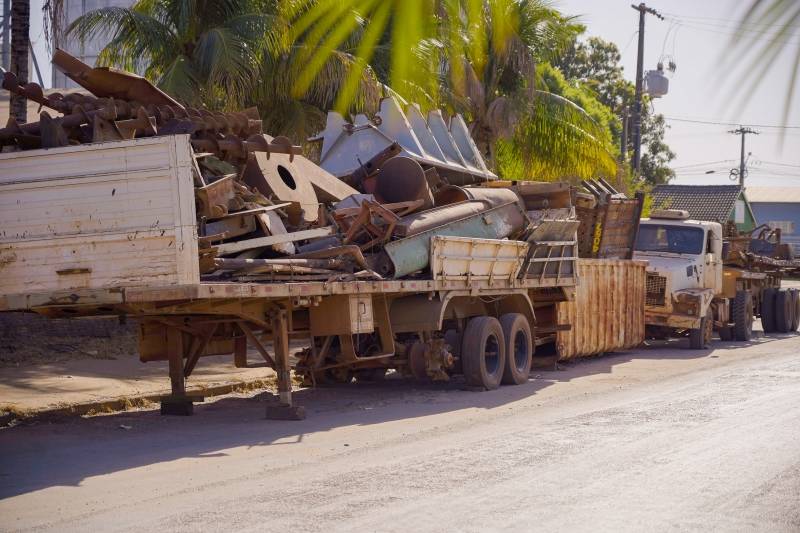 Prefeitura de Lucas notifica proprietários a limpar lotes, terrenos e desobstruir passeios públicos