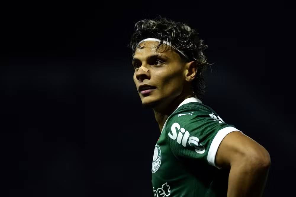 Benfica se acerta com Richard Ríos, e dirigente chega a São Paulo para desfecho com o Palmeiras